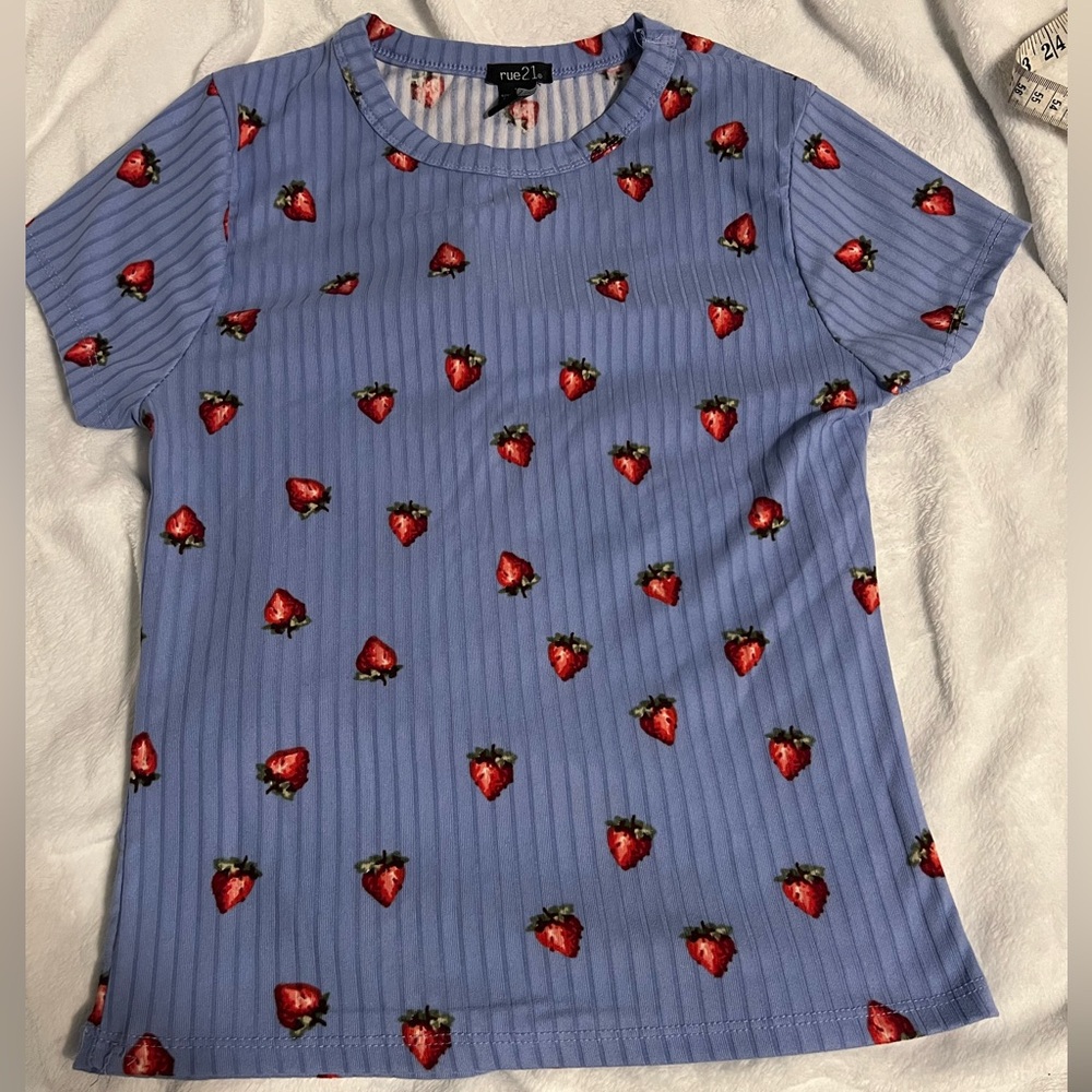 rue21 baby blue strawberry shirt size
XL kinda fits like a baby tee stretchy